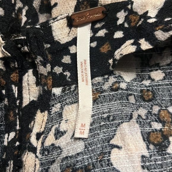 FREE PEOPLE “All the Right Ruffles” Shorts Romper Key Hole Back in B/W Size M - Picture 8 of 9